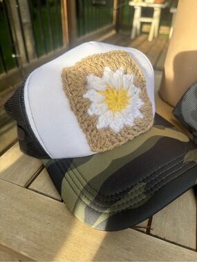 Crochet Daisy Patch Trucker Hat - White & Camo